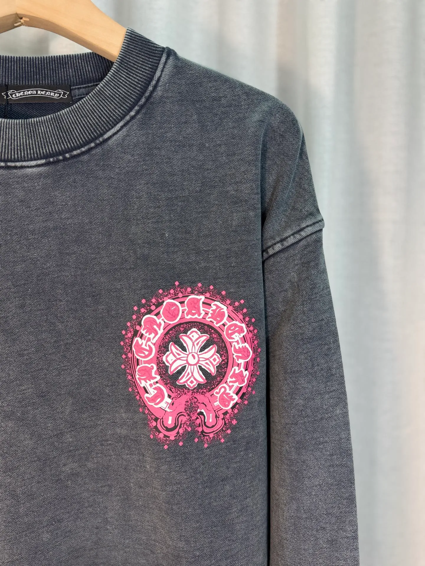 P260 top version, real shot without P, ​​different from market currency) 𝗖𝗵𝗿𝗼𝗺𝗲 𝗛𝗲𝗮𝗿𝘁𝘀/Croxin 2025 3D three-dimensional autumn and winter new original single counter American laser burnt 3D offset printing couple casual sweatshirt 👑The highest version! Customized fabric 430g tripe terry fabric! American acid washed distressed original denim with burnt flowers ✟appliqué embroidery and exquisite embroidery of letters! The best-selling model in the counter, very comfortable to wear. Accessories: original molded and authenticated collar label➕100% silk wash label. Genuine purchase-grade original hangtag➕matching hanging rope➕3D hanging beads➕original packaging bag. Craftsmanship: The original version has consistent wiring! The highest version of the armhole matching technique! Color: Gray Black Size: S M L XL Style No.: 9312